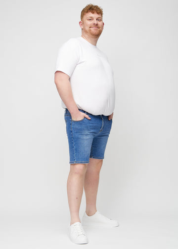 Fullt bilde av en plus-size-modell i denim middle-slim shorts.