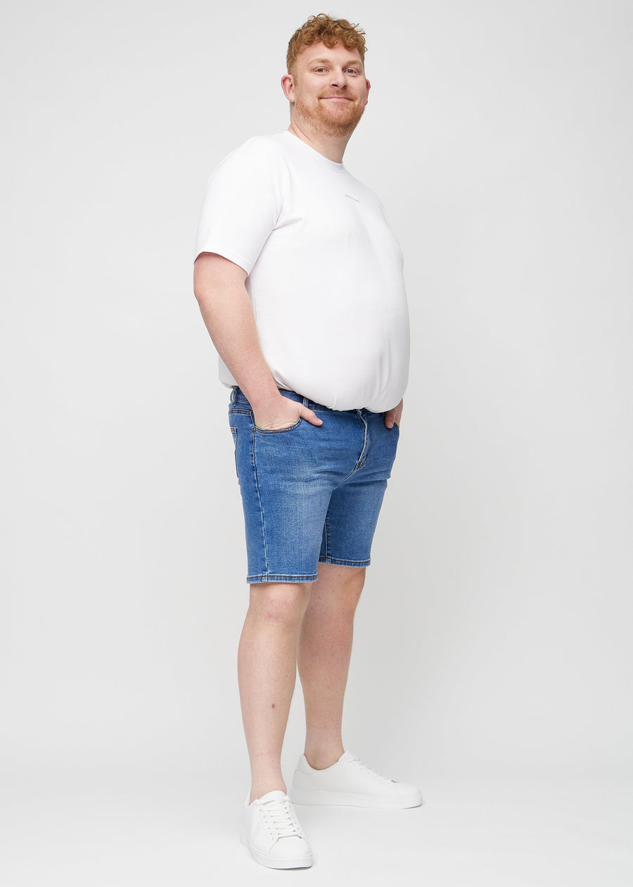 Fullt bilde av en plus-size-modell i denim middle-slim shorts.