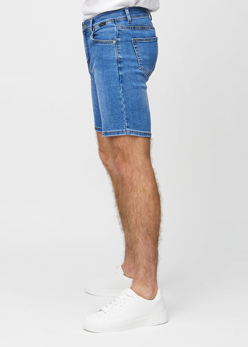 Denim middle-slim shorts sett fra siden på modell.