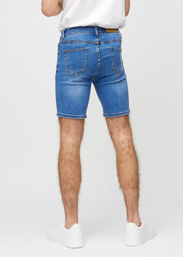 Denim middle-slim shorts sett bakfra, slik at man kan se hele produktet.