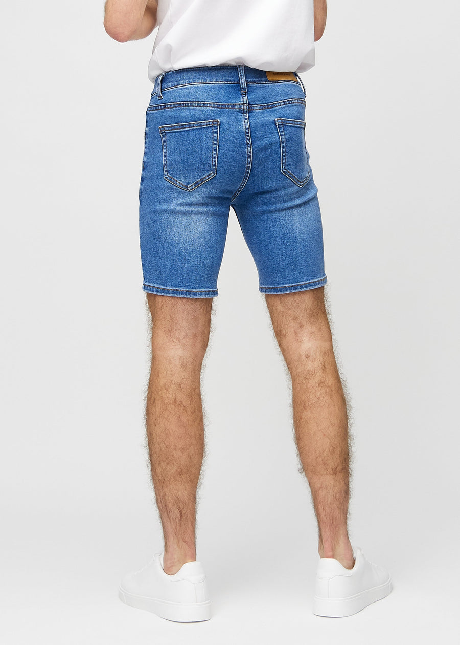 Denim middle-slim shorts sett bakfra, slik at man kan se hele produktet.