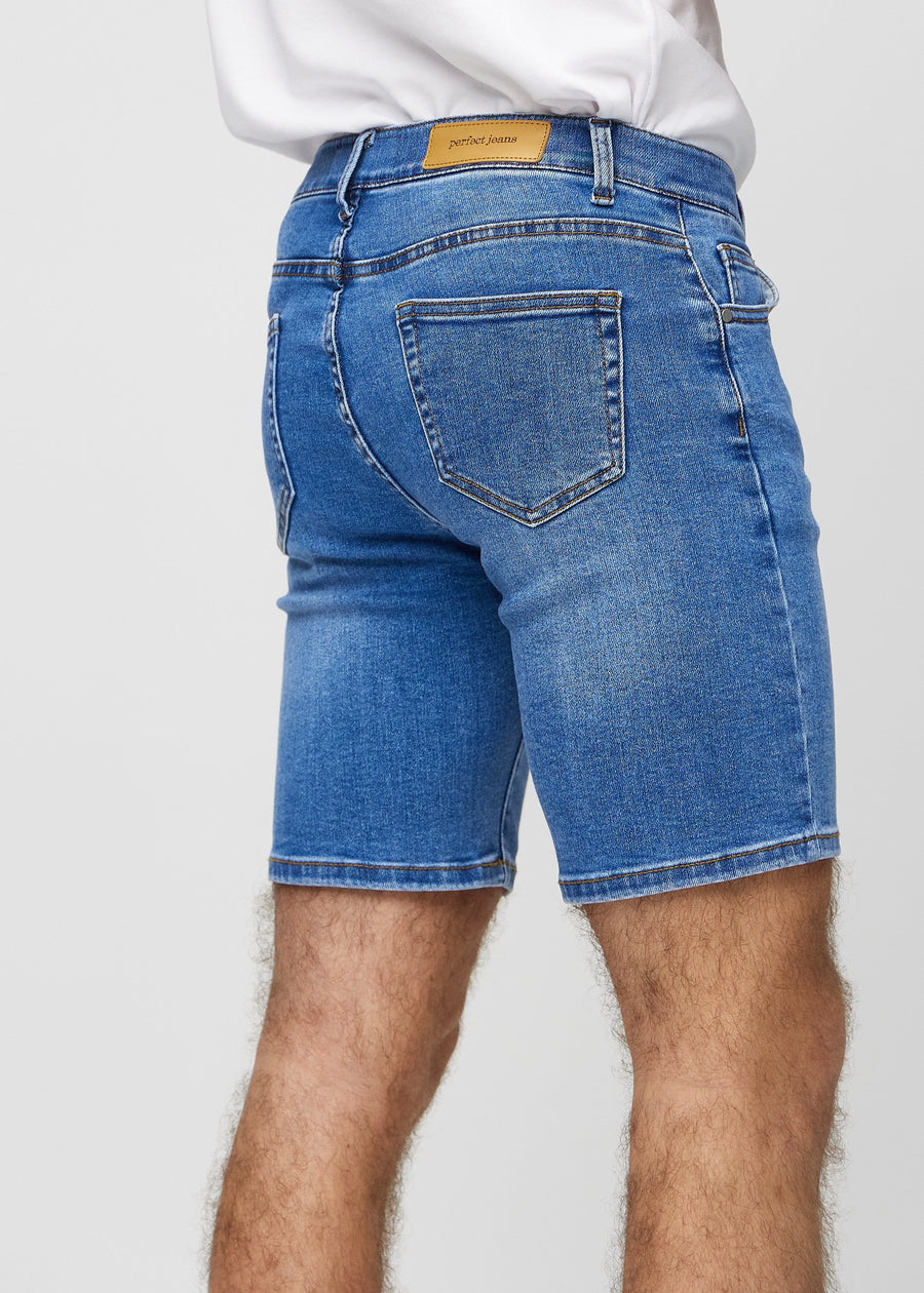 Denim middle-slim shorts sett bakfra på nært hold for å vise detaljer.