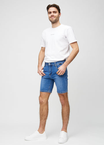Fullt bilde av modell i denim middle-slim shorts.