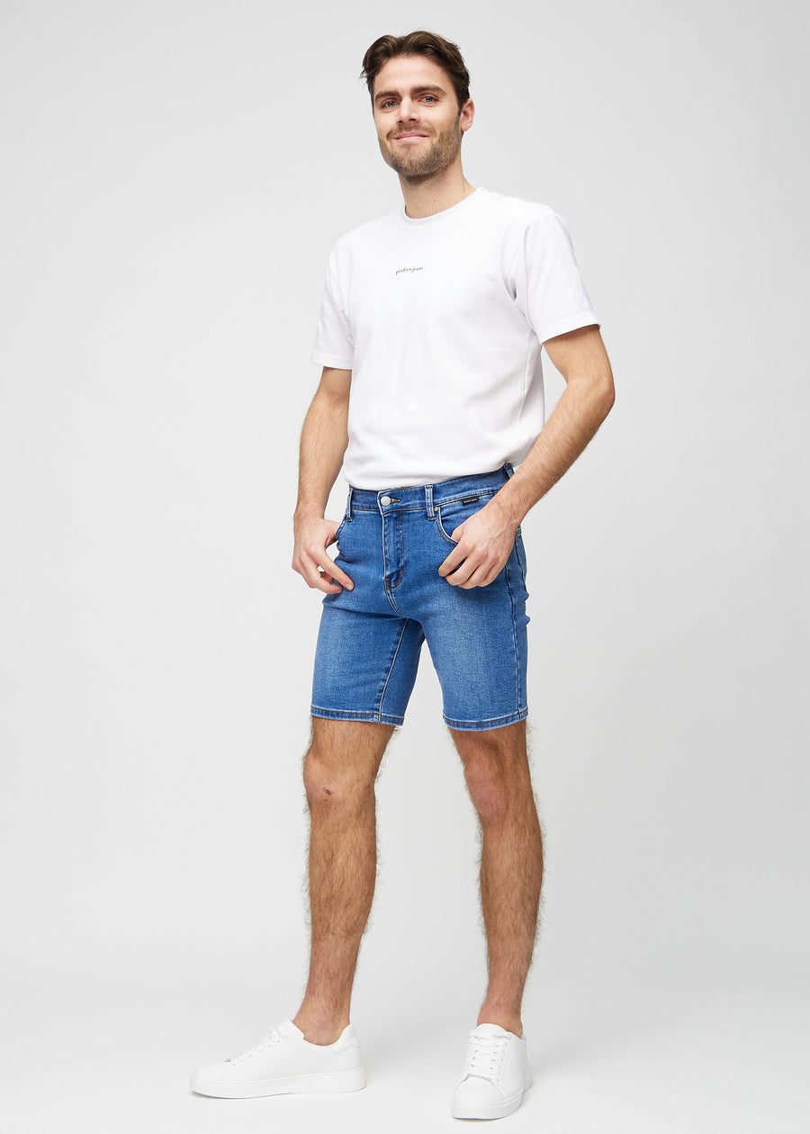 Fullt bilde av modell i denim middle-slim shorts.