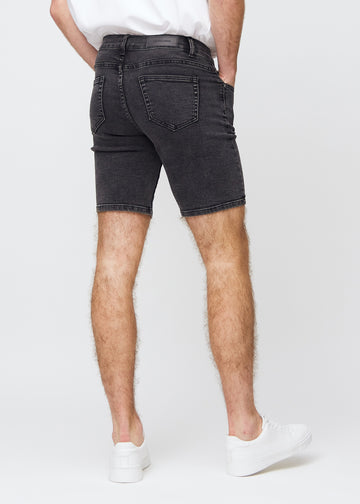 Mørkegrå denim middle-slim shorts sett bakfra, slik at man kan se hele produktet.