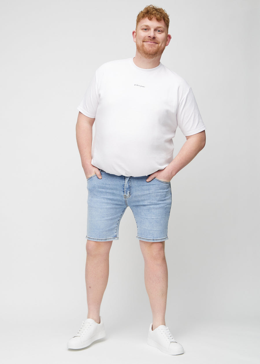 Fullt bilde av en plus-size-modell i lys denim middle-slim shorts.
