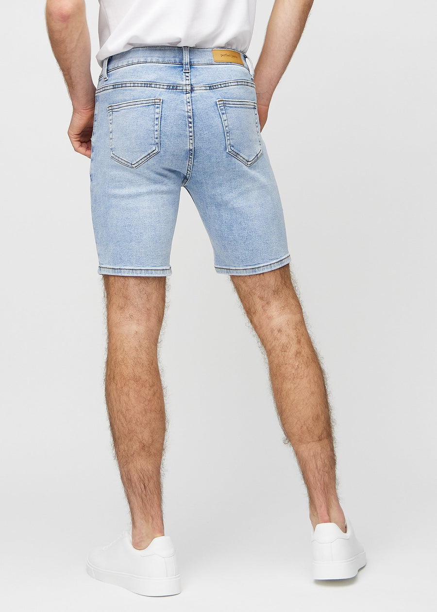 Lys denim middle-slim shorts sett bakfra, så man kan se hele produktet.