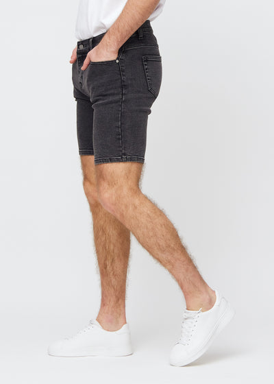 Mørkegrå denim regular middle shorts set fra siden på model.