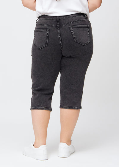 Mørkegrå denim regular capris set bagfra på en plus-size model, så man kan se hele produktet.