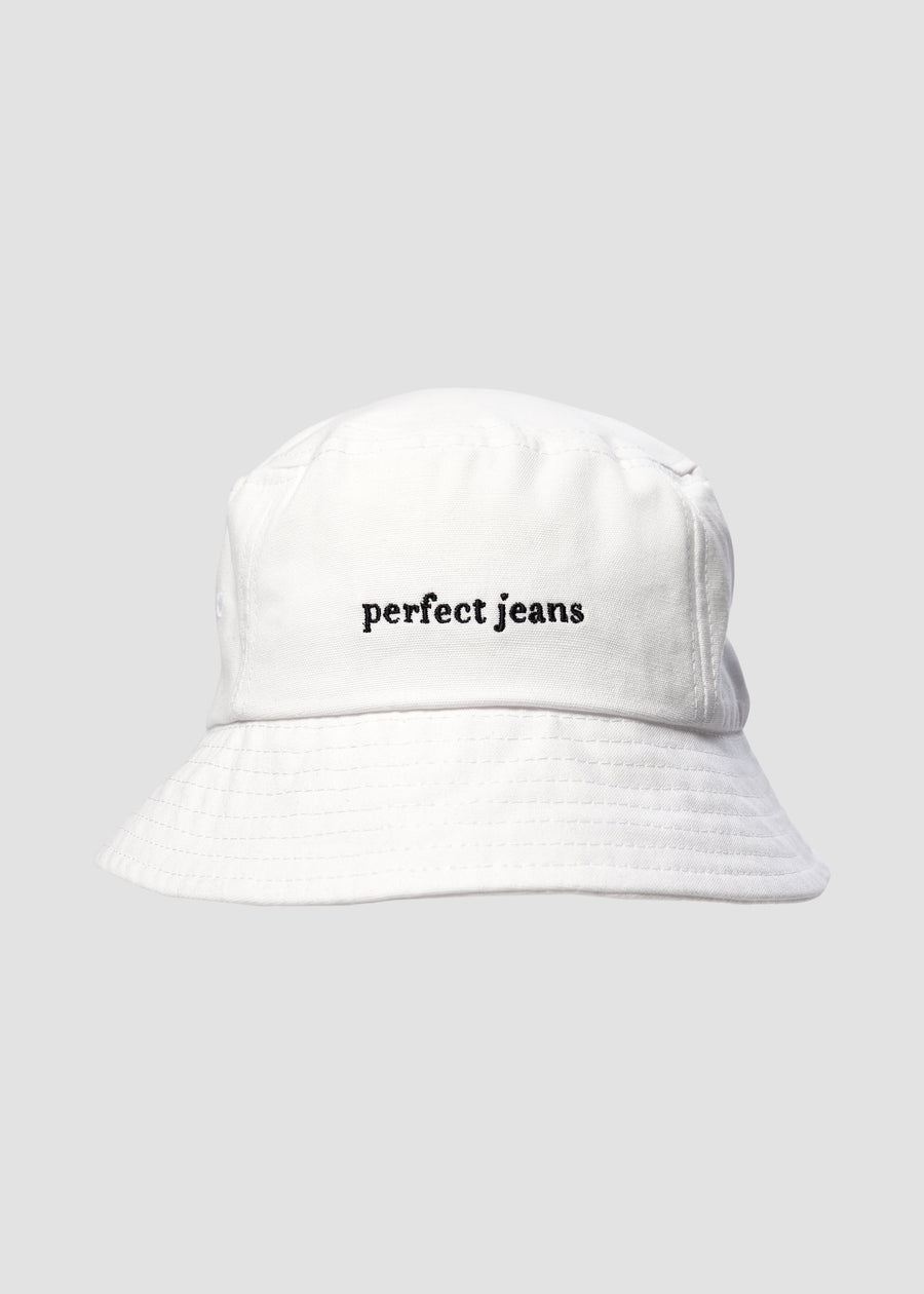 Hvit bøttehatt fra Perfect Jeans med svart logo foran.