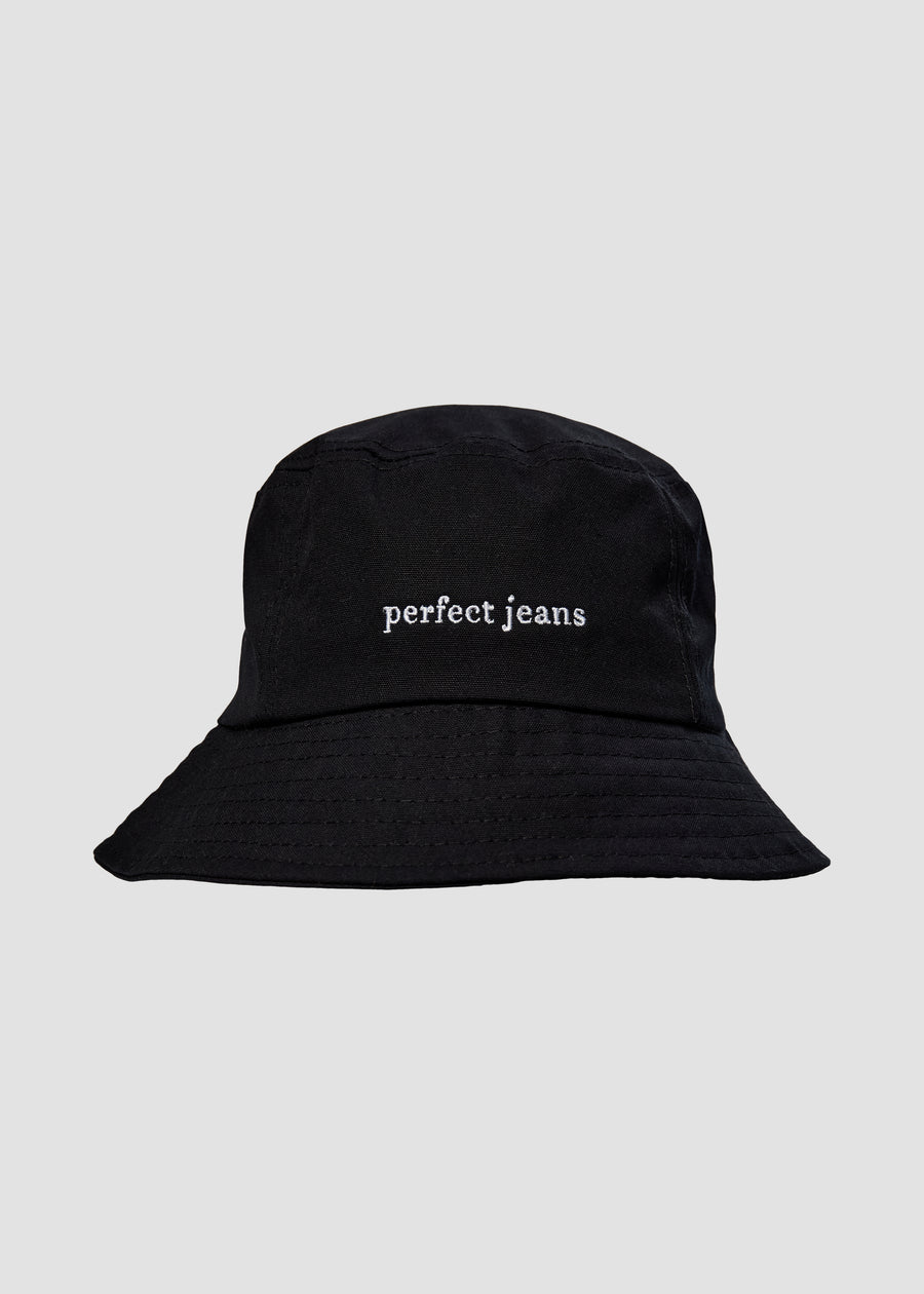 Svart bøttehatt fra Perfect Jeans med hvit logo foran.