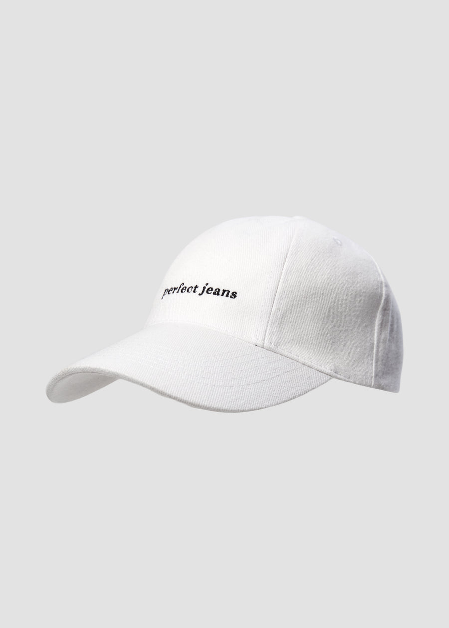 Hvit caps fra Perfect Jeans med svart logo, sett forfra.