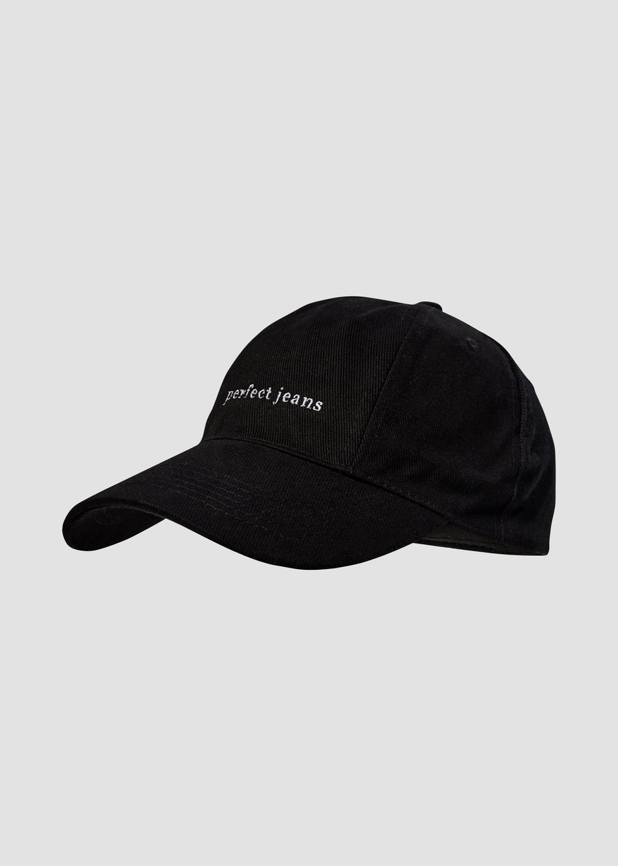 Svart caps fra Perfect Jeans med hvit logo, sett forfra.