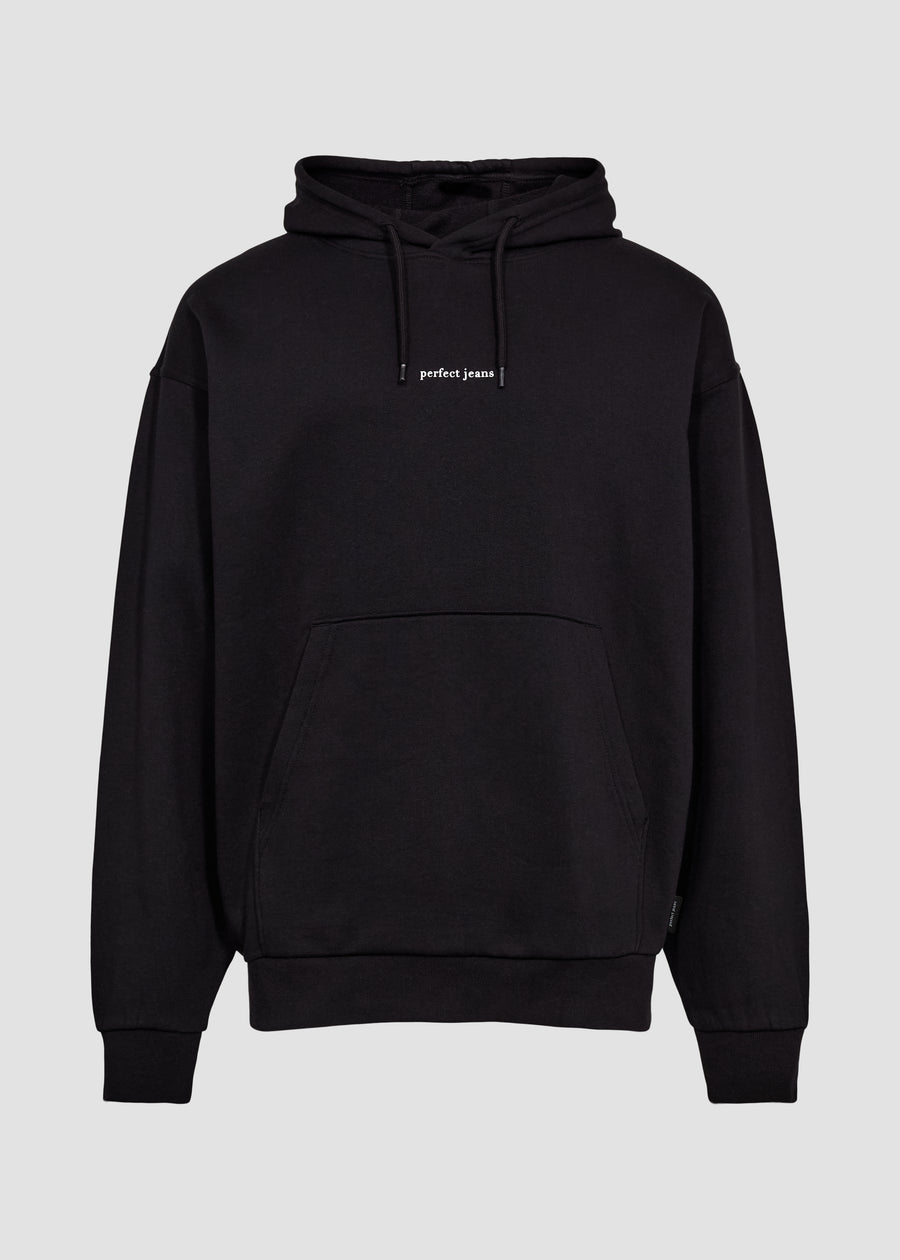 Svart unisex hoodie fra Perfect Jeans med hvit logo midt på brystet, sett forfra.
