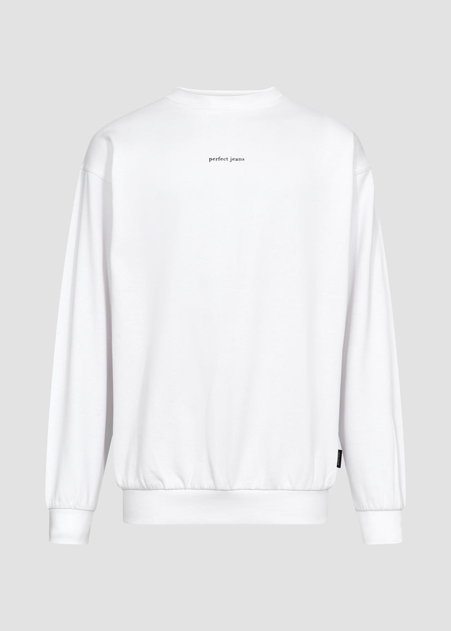 Hvit unisex sweatshirt fra Perfect Jeans med svart logo midt på brystet, sett forfra.