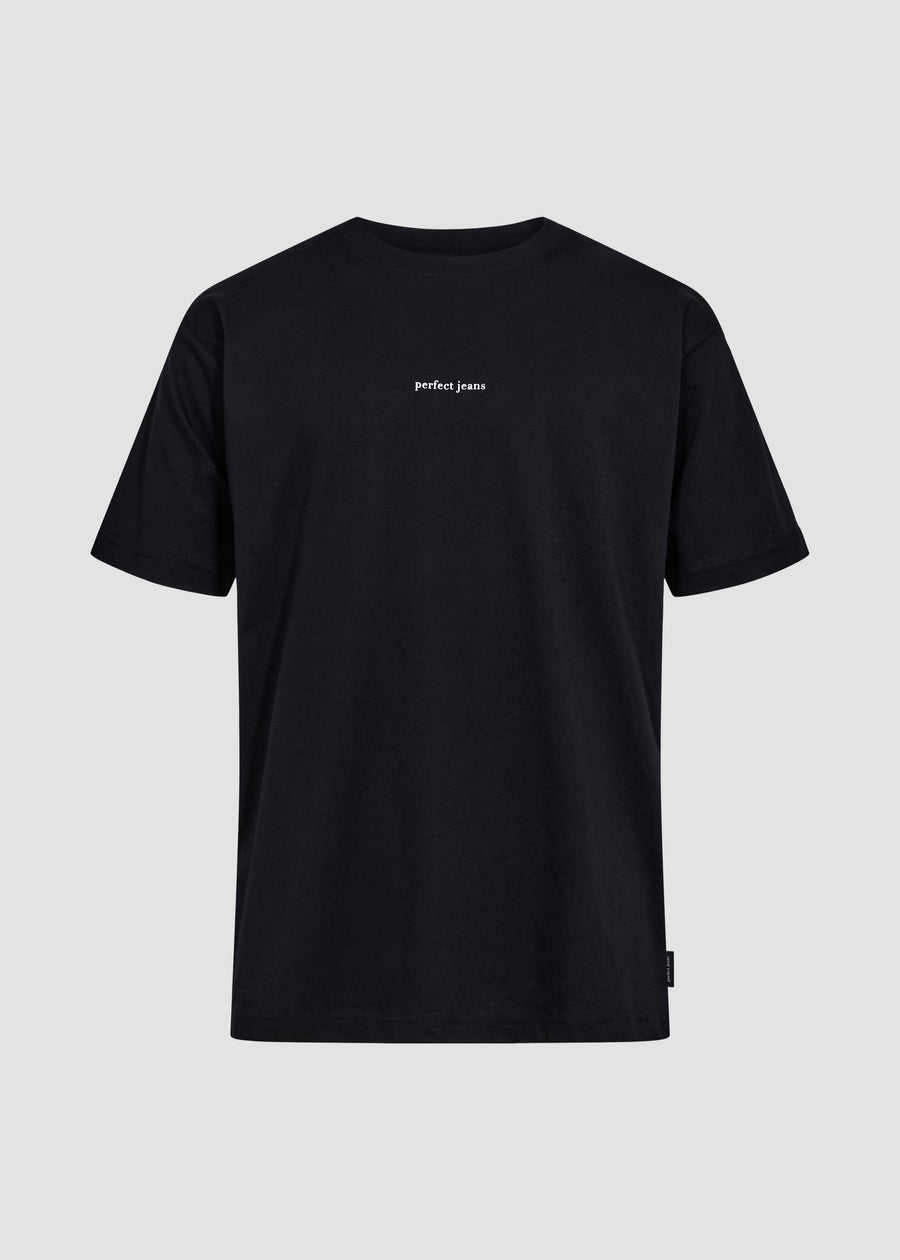 Sort unisex t-shirt fra Perfect Jeans, med hvidt logo midt på brystet, set forfra.