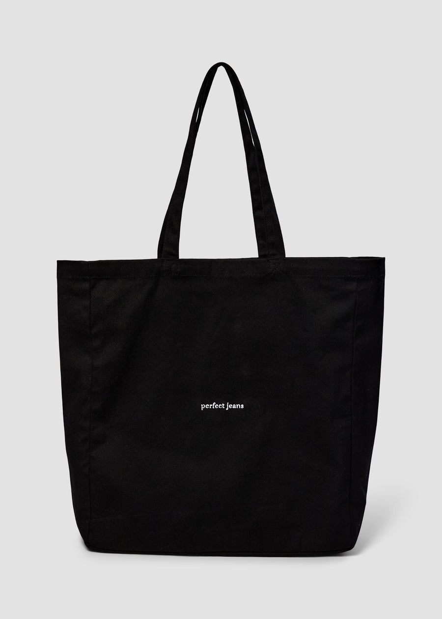 Svart handlenett fra Perfect Jeans med hvit logo foran.
