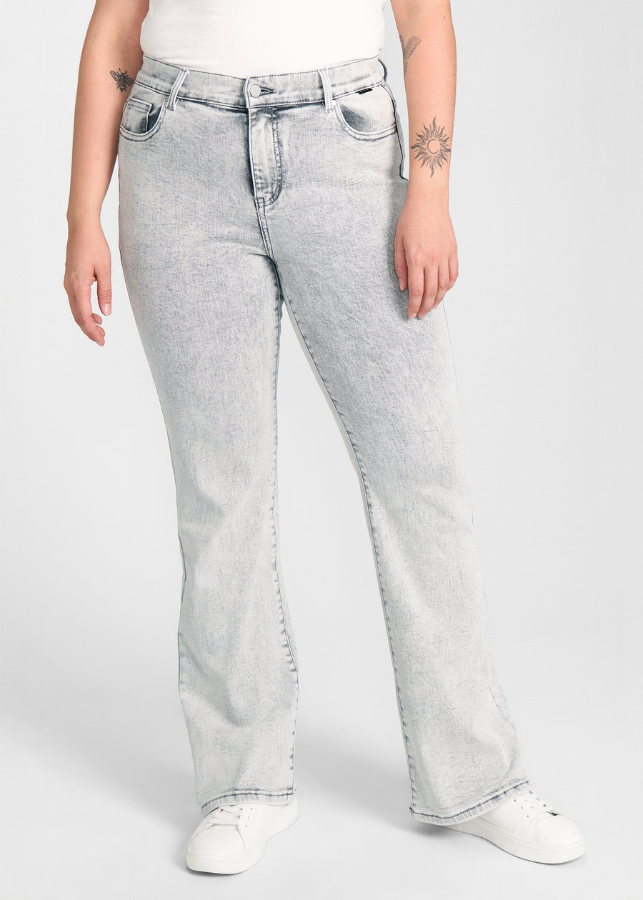 Lysegrå denim bootcut jeans, modelnavn Ashes, som sidder tæt om hofter og lår med et let svaj fra knæet og ned, set forfra på en plus-size model.