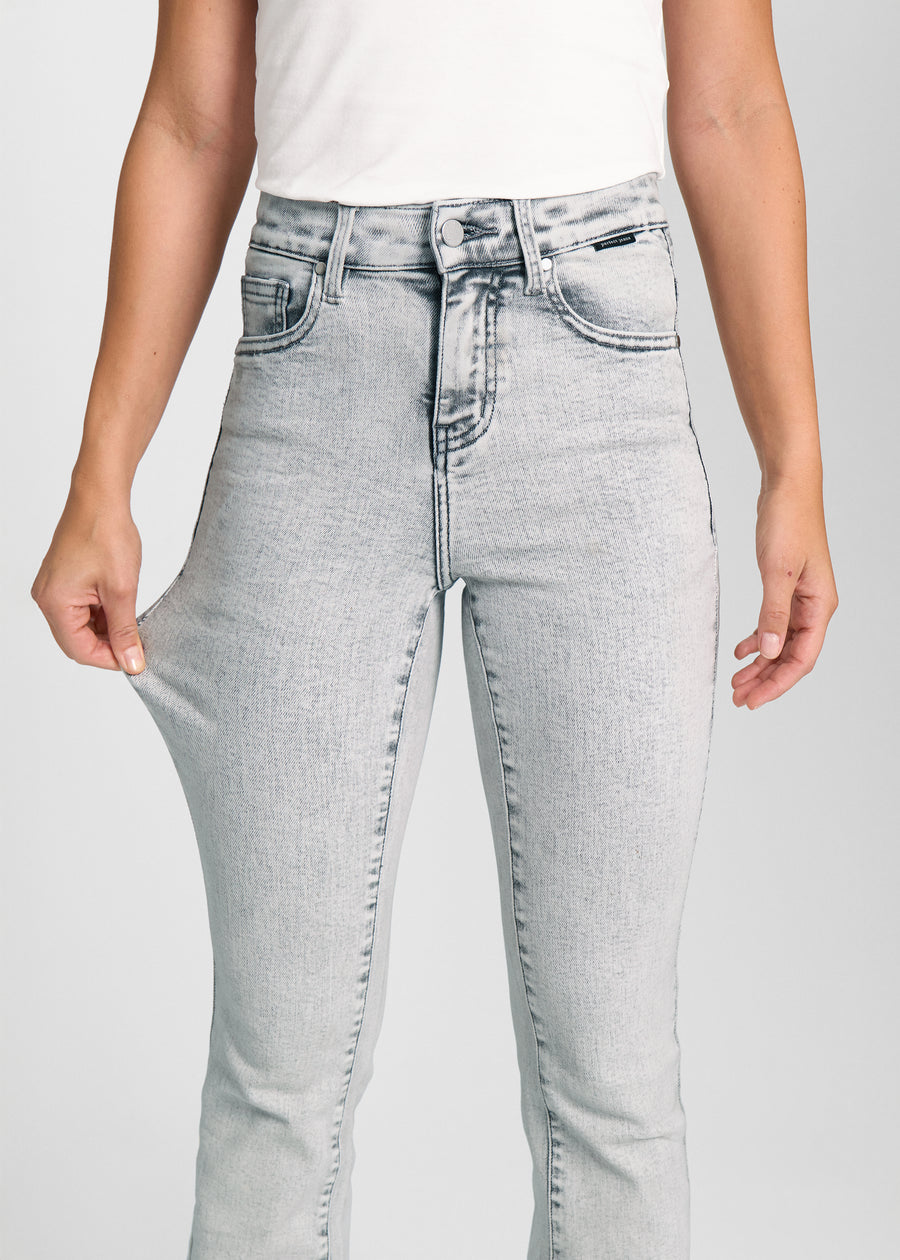 Model strækker jeansene ved låret for at vise stretch.