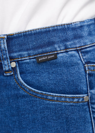 Forlommen på de mørkeblå denim slim capris i farven Oceans – med tydeligt logo og syninger i fokus.