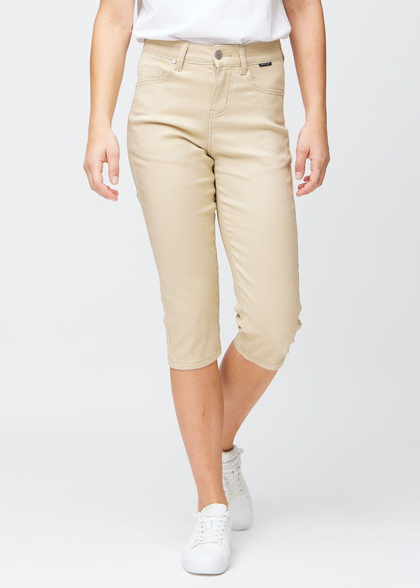  Beige slim capris, farve Gazelles, med tætsiddende pasform der former benene og slutter lige under knæet – set forfra.
