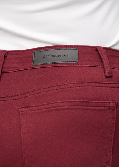 Baglommen på et par mørkerøde jeans, hvor man kan se logoet på en plus-size model.